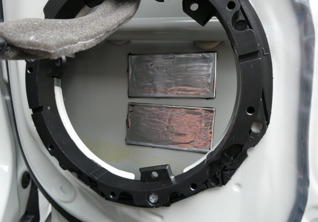 ハスラーの前のスピーカーを交換し、デッドニングを実施
