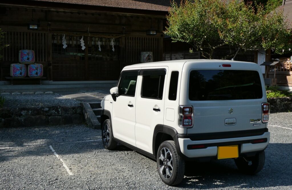 小国神社での社用車ハスラーの交通安全祈願の様子