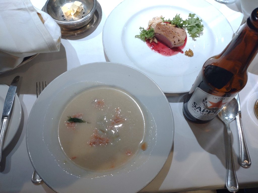 ダイヤモンドプリンセスのレストランの夕食とビール